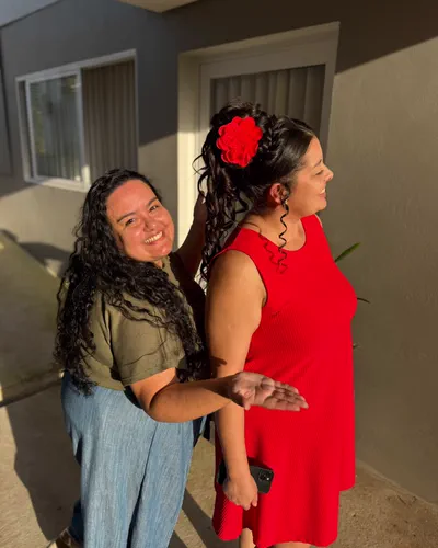 Penteado com flor vermelha, feito na imersão
